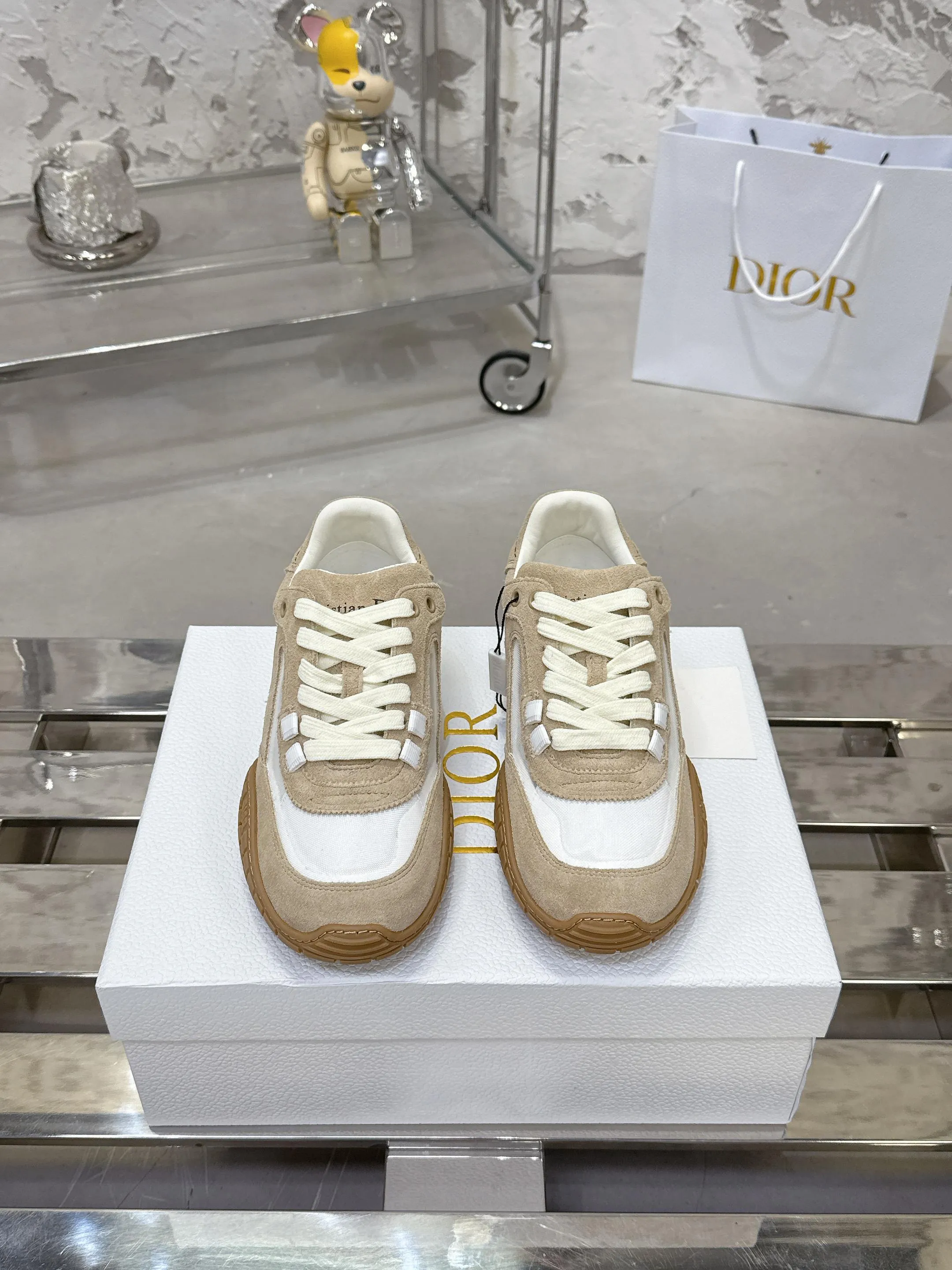 Factory price 640💰 Top version! ! ! Dior Tech sneakers Dior Tech is newly launched, with exquisite color matching and autumn and winter atmosphere. This Dior Tech sneaker is a new product in the 2026 early spring ready-to-wear series. It is equipped with fashionable details and highlights the retro aesthetics. Made of calfskin and suede calfskin upper with transparent mesh side panels and ChristianDior Paris signature on the heel and tongue. A textured, tonal Dior signature sole adds couture style. Upper material: Textile, cowhide split leather, cowhide leather with Christian Dior Paris logo on the heel and tongue Textured Dior logo rubber sole embellished with Christian Dior's lucky star symbol! Size 35-46 (40 for women, 41 for men, 38.45.46, custom made and non-refundable)